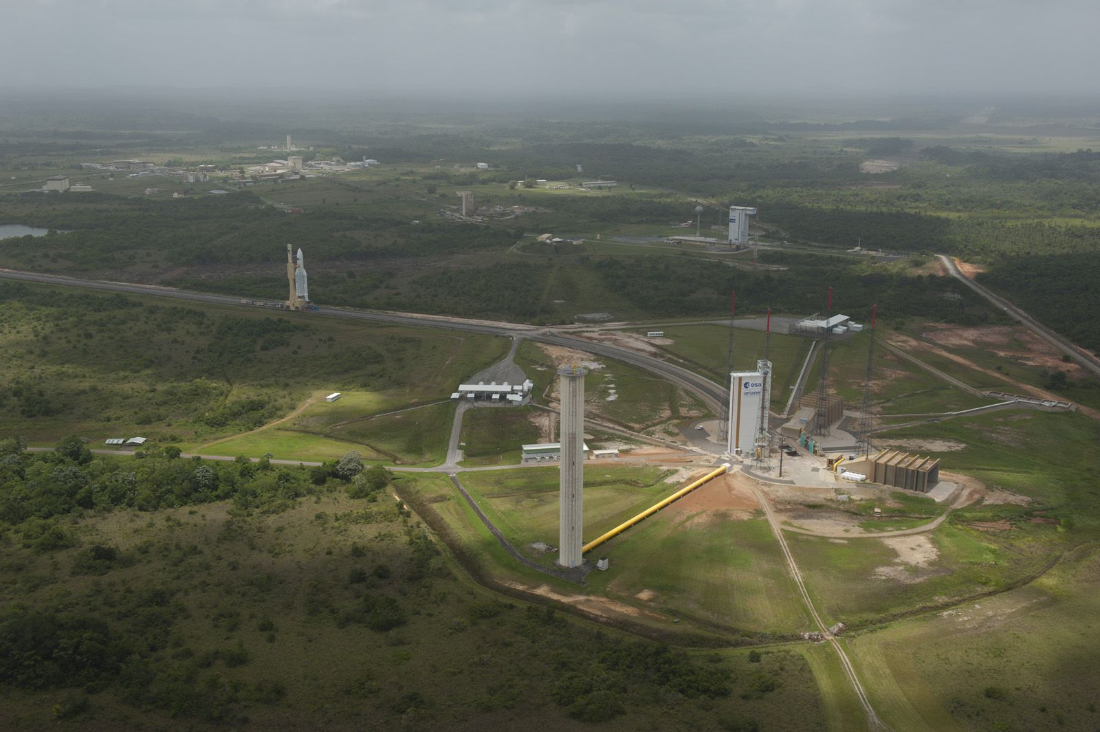 Ariane V en route vers son pas de tir. Vue aérienne du CSG, le Centre Spatial Guyanais (Credits : ESA - S. Corvaja, 2012)