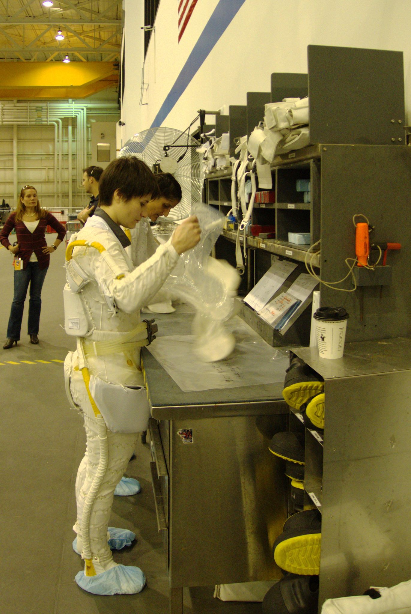 Placement des sacs d'eau dans leurs poches et ajustement des valves avant la séance (Credit : NASA)