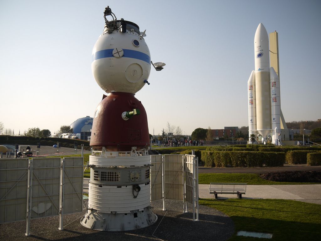 Soyouz et Ariane 5 dans le parc de la Cité de l'Espace