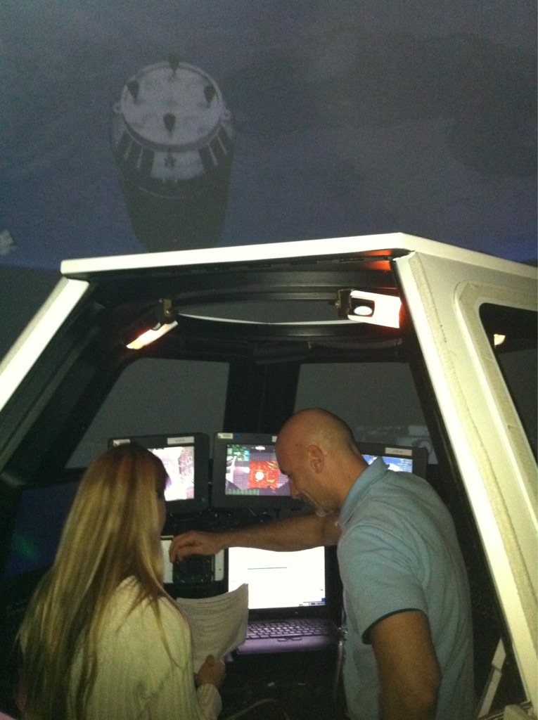 Karen et moi nous entraînant dans l'installation "Cupola" du JSC pour les opérations robotiques (Credit : NASA)