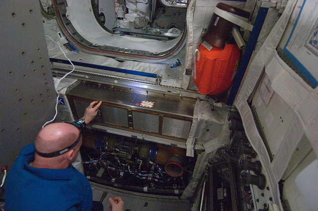 André Kuipers effectue une inspection et le nettoyage des systèmes de ventilation de Columbus (Credit : NASA)