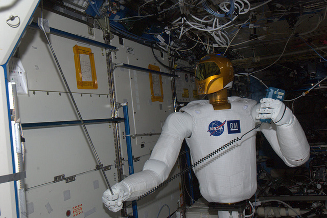 Robonaut mesure le débit d'air pour la première fois dans l'ISS (Credit : NASA/ESA)