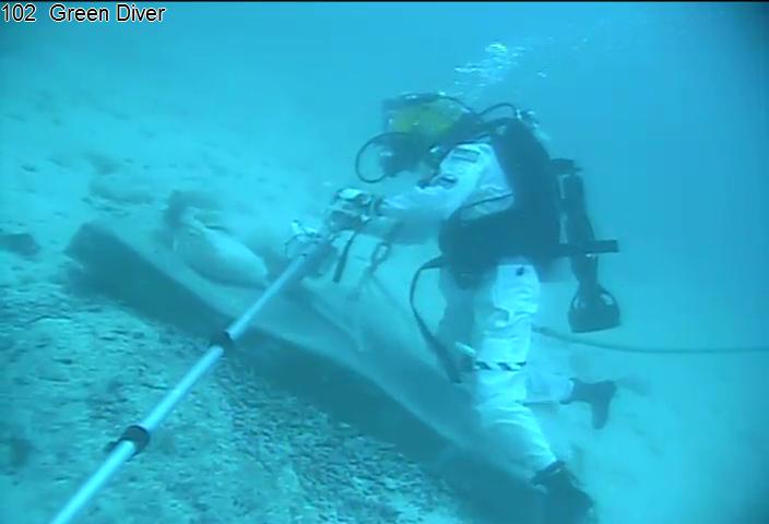 Steve Squyres testant le jetpack et la perche de translation (Credit : NASA)