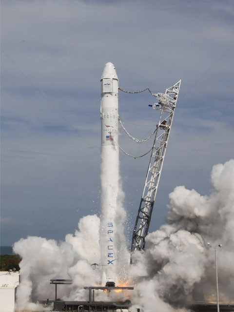 Test des moteurs du lanceur Falcon 9 le 30 avril 2012 (Credit : SpaceX)