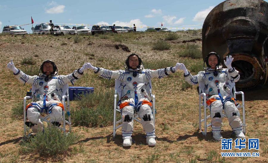 Les trois taïkonautes de Shenzhou 9 de retour sur Terre