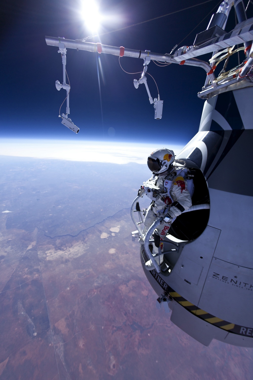 Felix Baumgartner sur le point de sauter de sa capsule à 21,8km d'altitude en Mars 2012