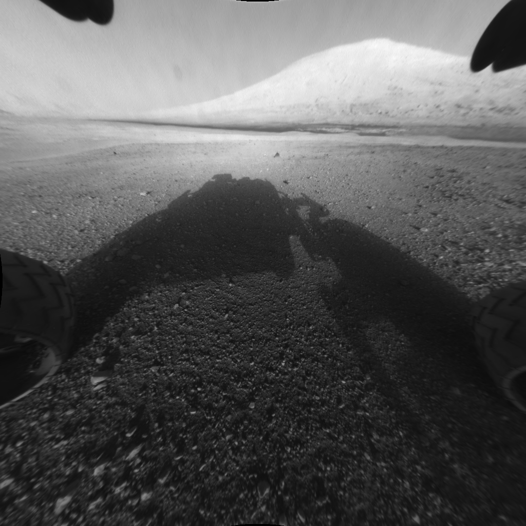 L'ombre du rover devant l'Aeolis Mons 