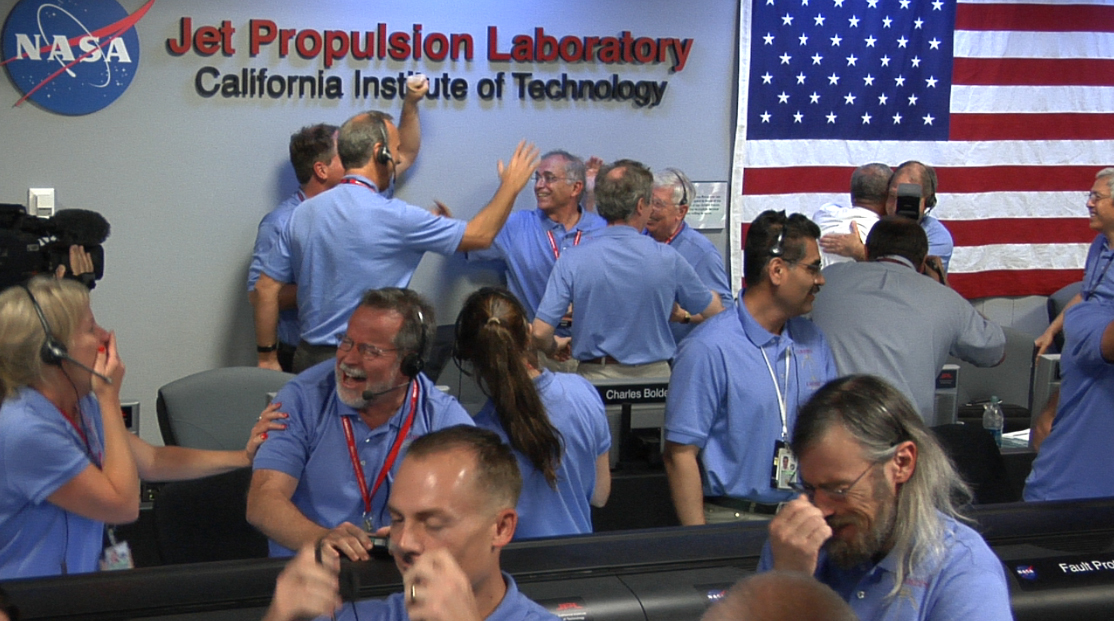 Les ingénieurs du JPL éclatent de joie à l'annonce de l'atterrissage de Curiosity (Credit : NASA/JPL-Caltech)