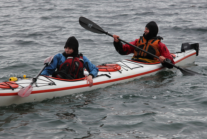 Retour dans le kayak. Le premier jour nous avons dû prouver qu'en cas de retournement nous étions capable de nous extraire du kayak, le retourner et remonter à l'intérieur. Comme exercice supplémentaire nous l'avons refait trois fois... involontairement :) (Credit : NOLS/Ashley Wise)