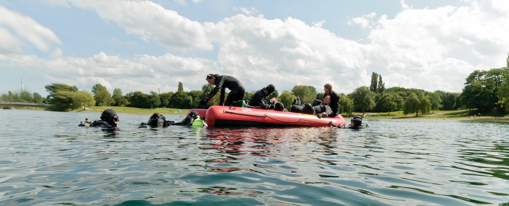 Vue habituelle en août dernier sur le lac Fühlinger près de Cologne : Andy, Tim, Thomas et l'équipe NBF de l'EAC dans un exercice de sauvetage (Credit : ESA)