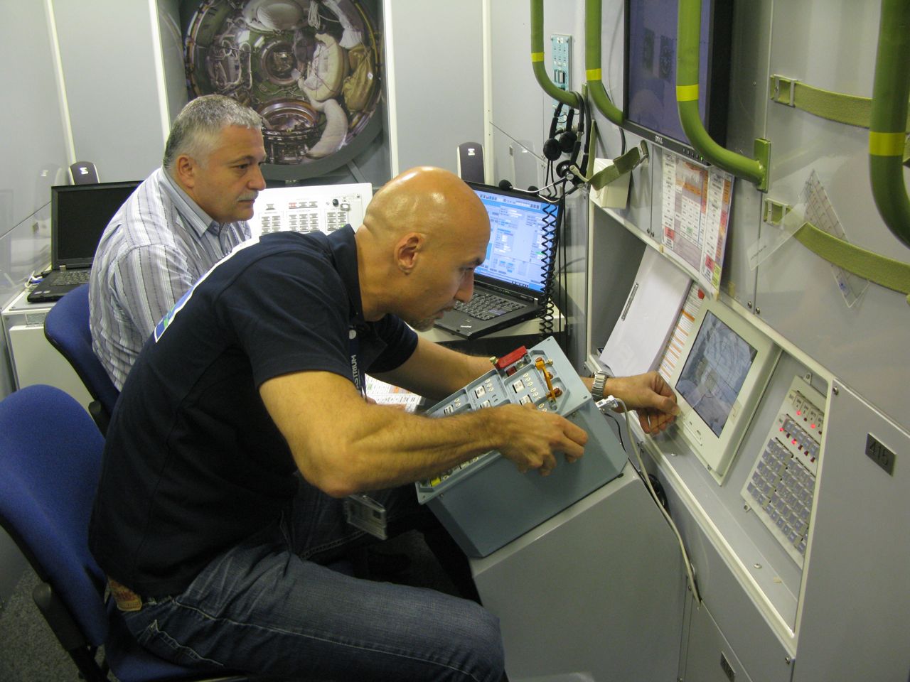 Luca est assis à la console de l'ATV durant l'entraînement au Centre des Astronautes Européens, Cologne, Allemagne (Credit : Lionel Ferra)