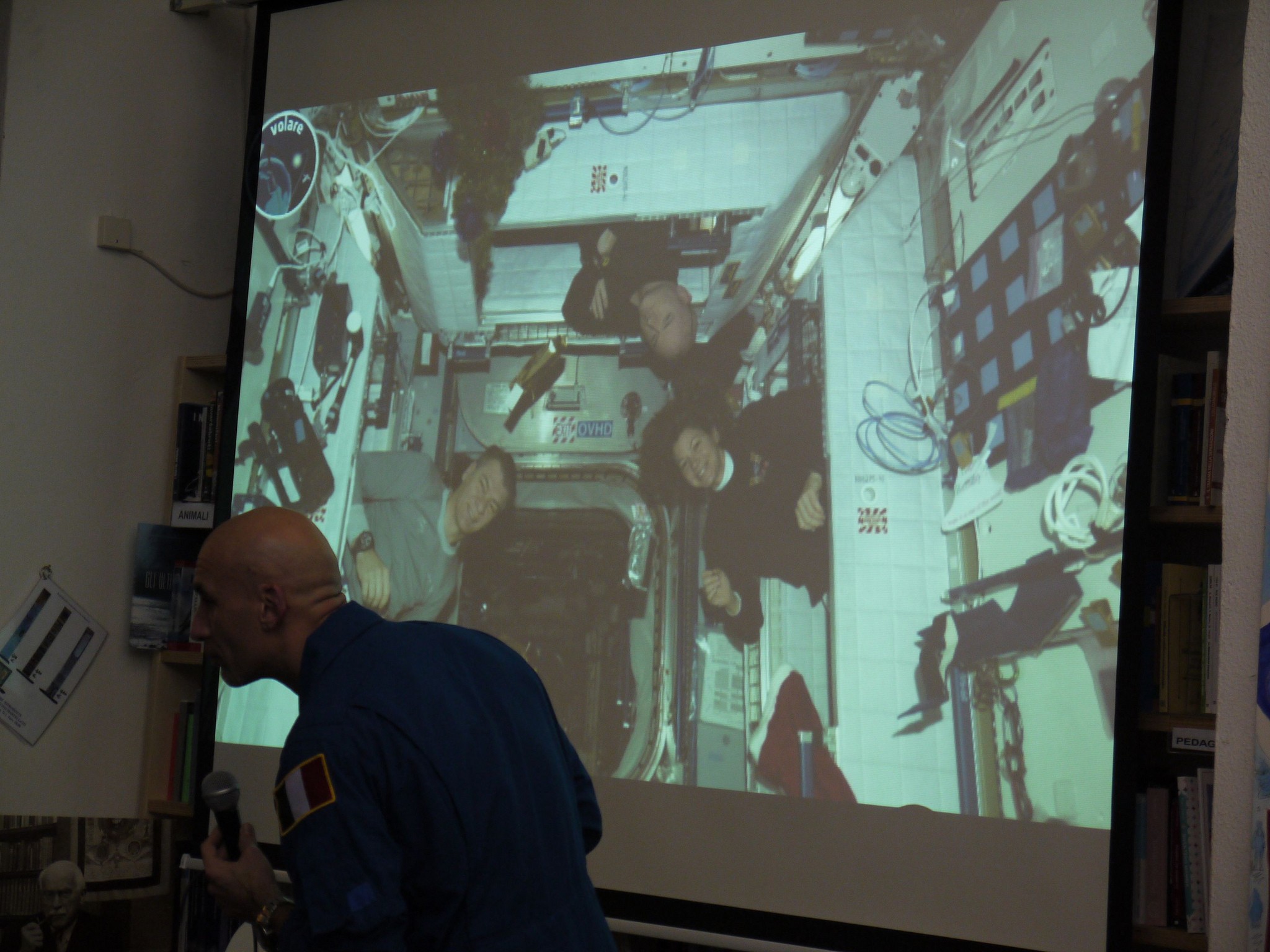 Paolo Nespoli (ESA), Scott Kelly et Cady Coleman (NASA), sortent de leur coin couchette. 