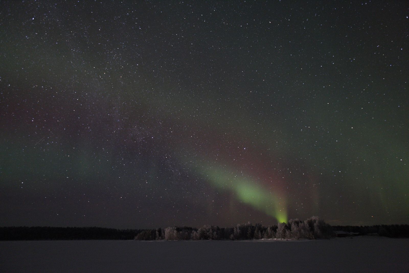 Aurores Boréales sur le lac Inari en Finlande