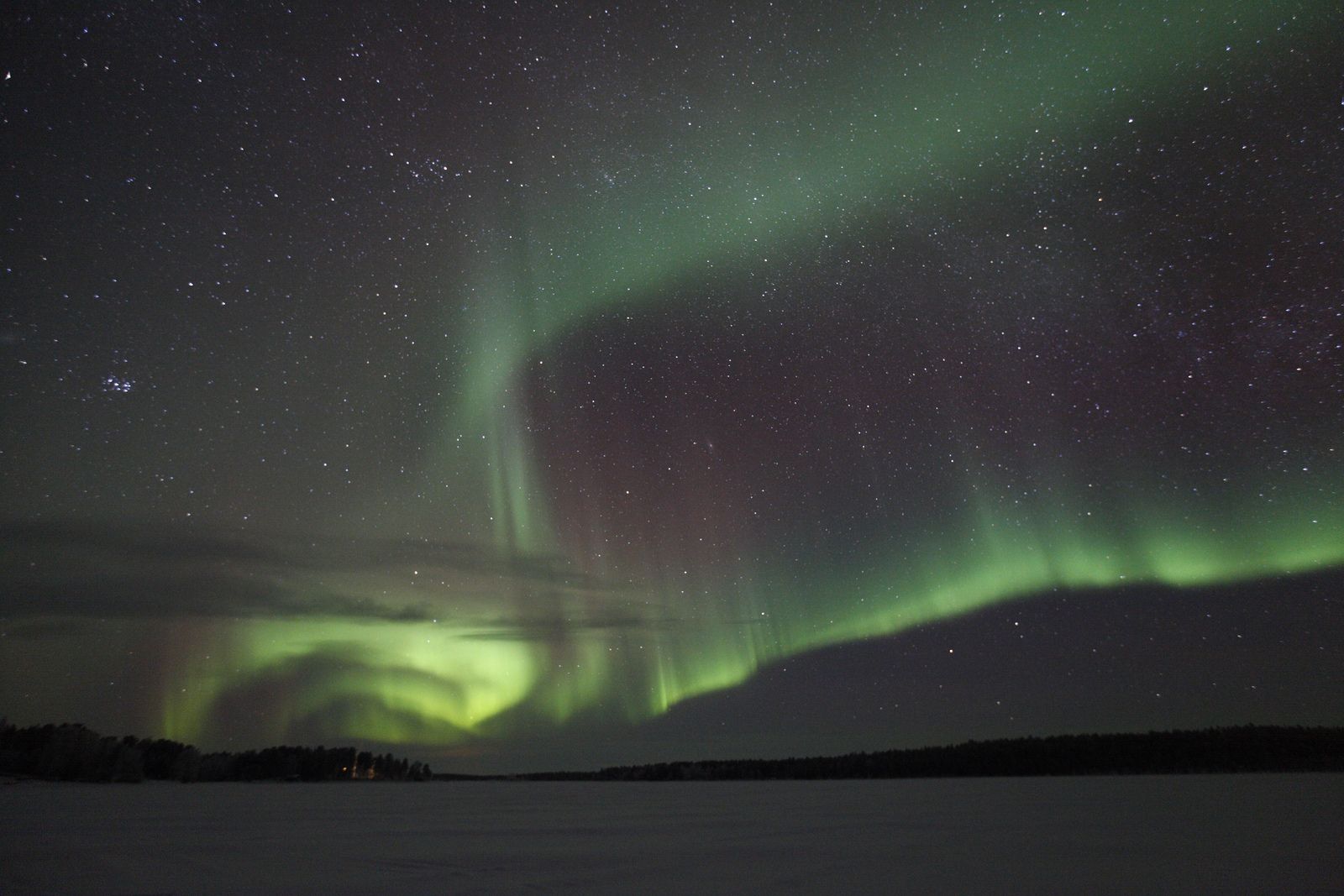 Aurores Boréales sur le lac Inari, Finlande