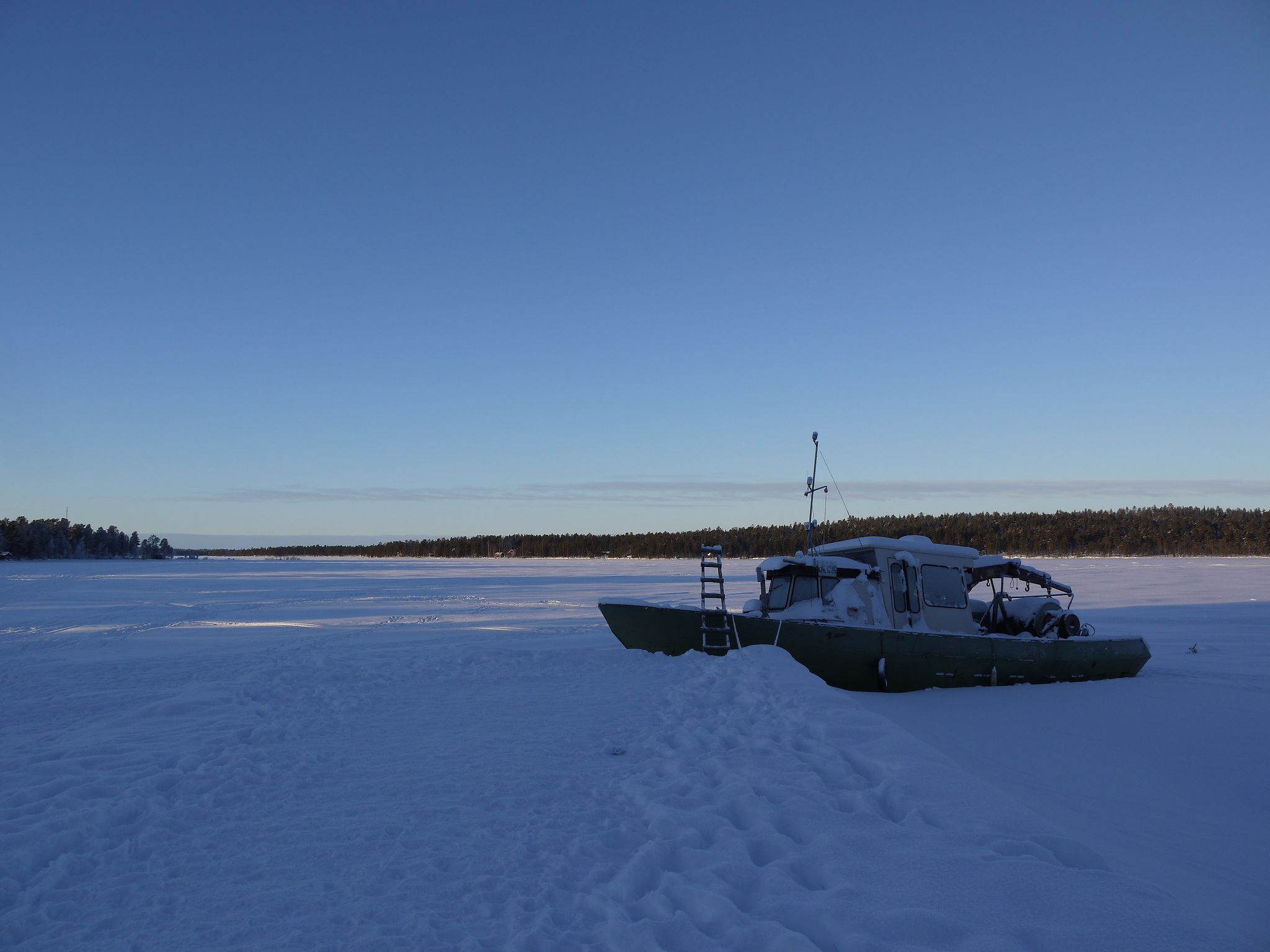 Bateau echoue sur le bord du lac Inari