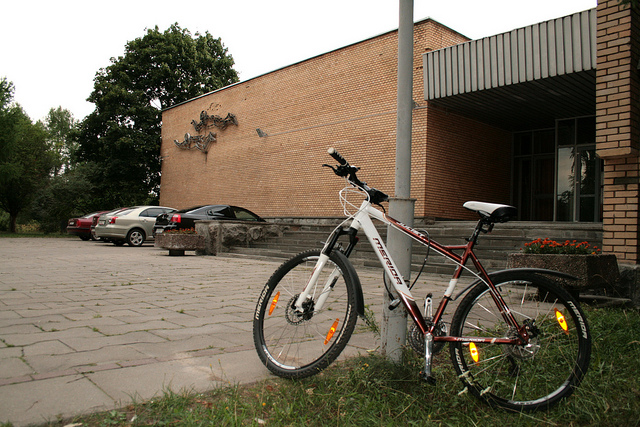 Mon vélo de Star City, en position de stationnement à l'entrée du Profilactorium 