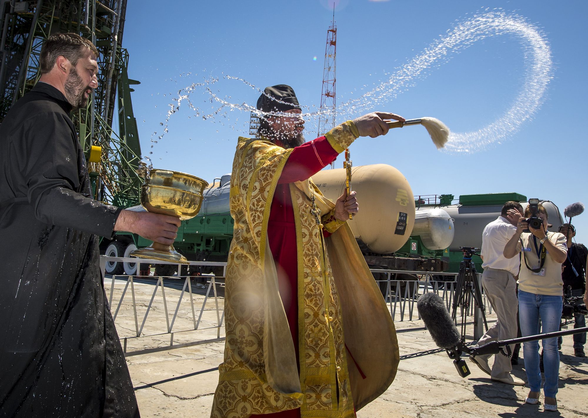 Un prêtre orthodoxe russe bénit les membres des médias
