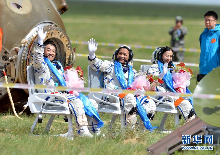Equipage de Shenzhou-10 après l'atterrissage
