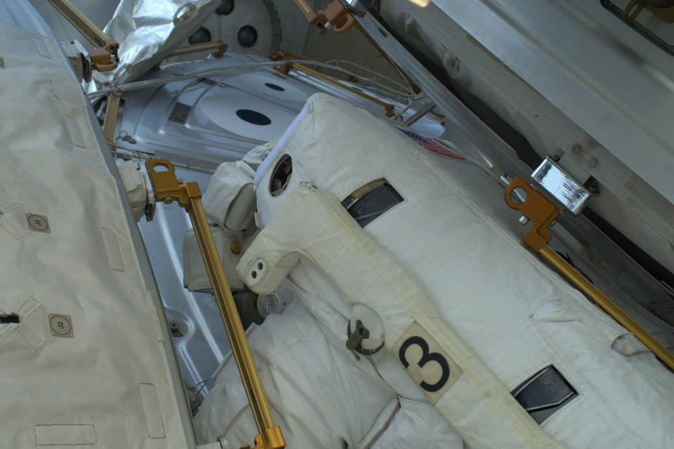 Luca coincé entre trois modules de l'ISS