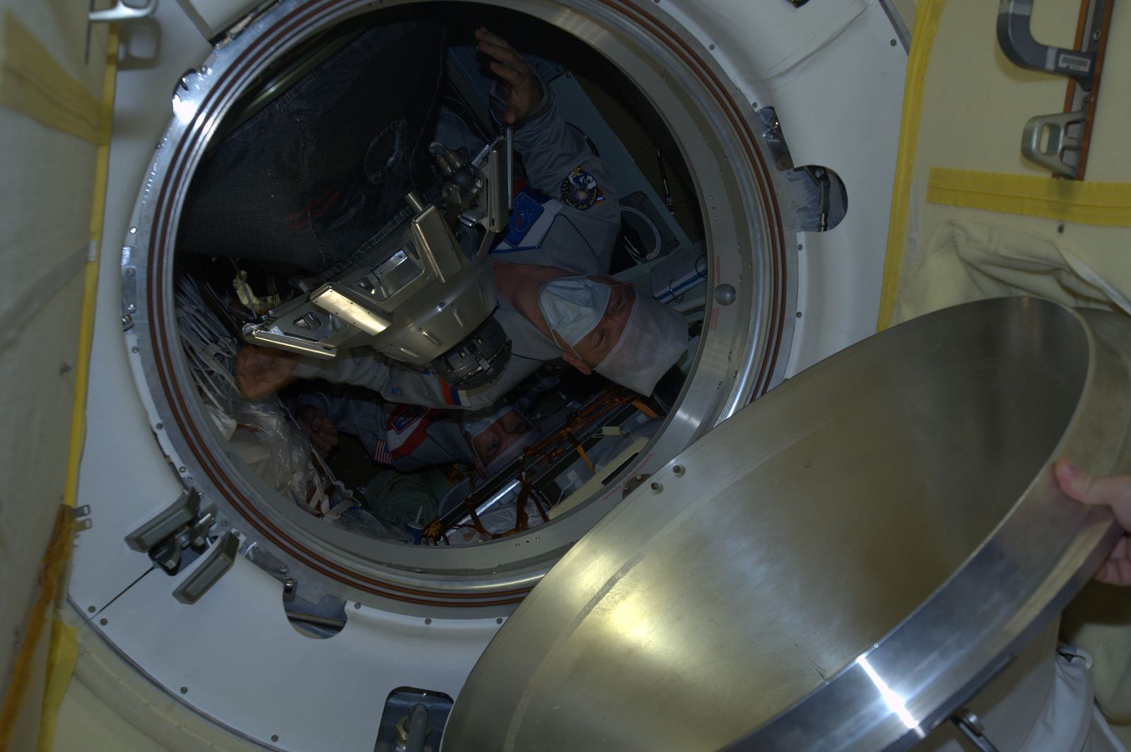 L'expédition 37 se prépare à entrer dans l'ISS (Crédits : NASA)