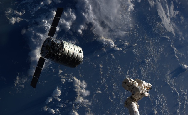 Le cargo Cygnus, presque à porté de "main" du bras robotique de la station. (Crédits : NASA)