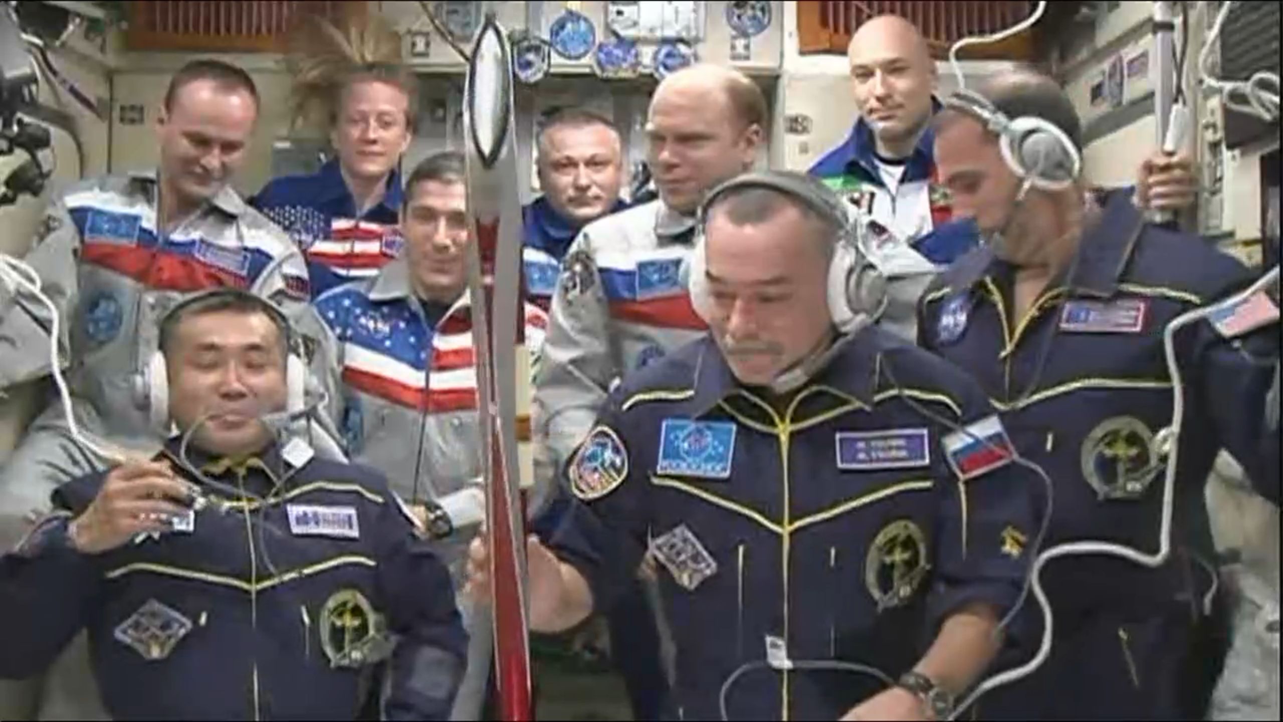 Les neufs membres d'équipage à bord de la Station après l'arrivée du Soyouz TMA-11M (Crédits : NASA TV)