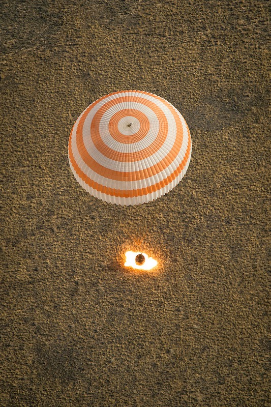 Atterrissage de la capsule Soyouz le 11 Septembre 2013 avec à son bord Pavel Vinogradov, Alexandr Misurkin et Chris Cassidy (Crédits : NASA/B Ingalls)