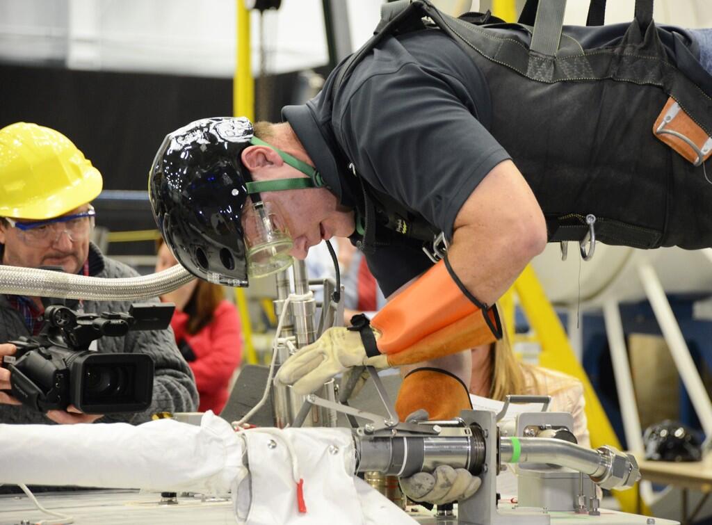 Doug Wheelock, qui a déjà effectué ce type de réparation en 2010, est aux prises avec des connecteurs d'ammoniaque sous pression pour la préparation de la sortie spatiale. (Source : compte twitter @Astro_Wheels)