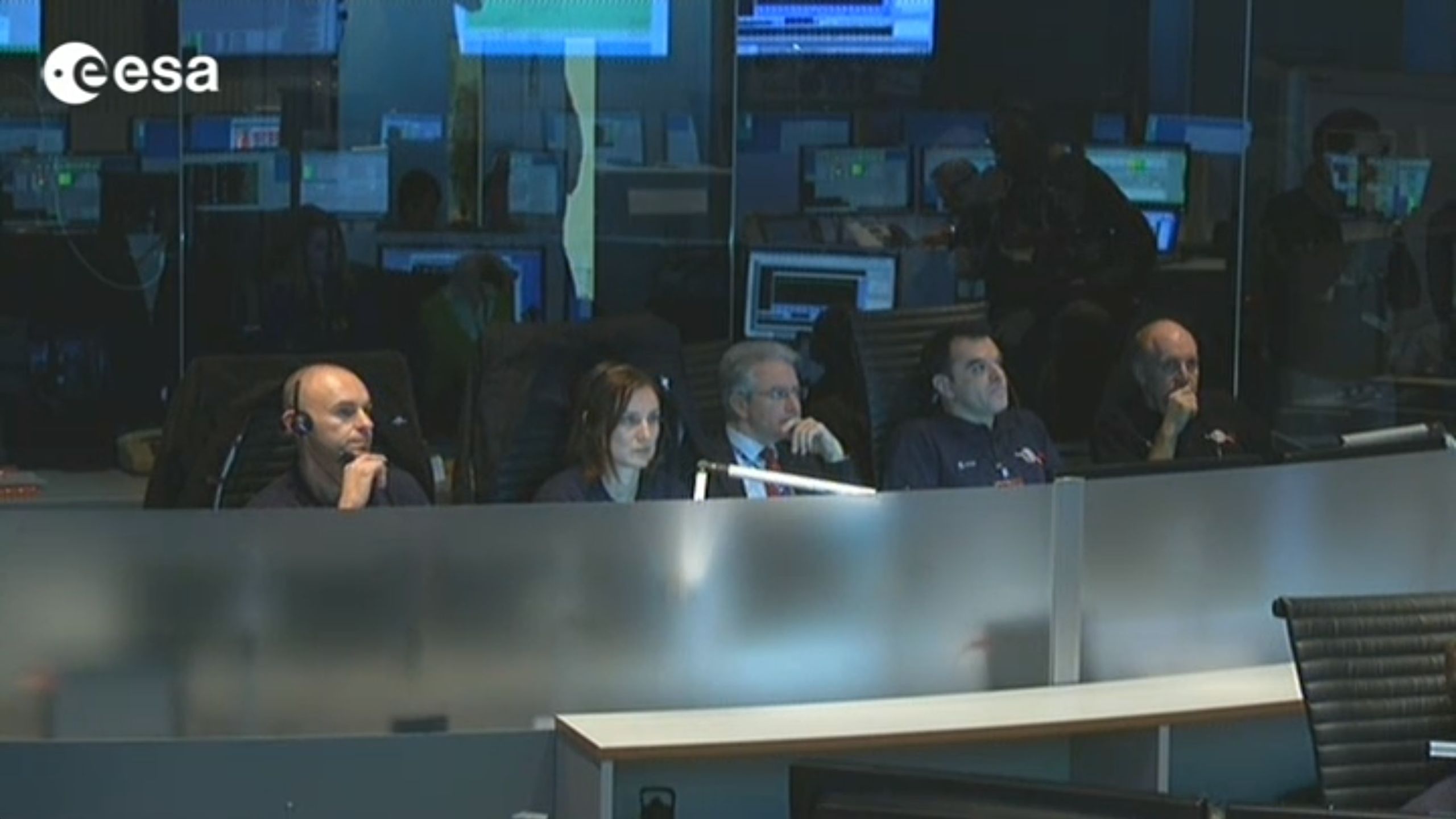 Les visages sont tendus à l'ESOC. L'attente de la réception du signal a été longue (Crédits : ESA TV)