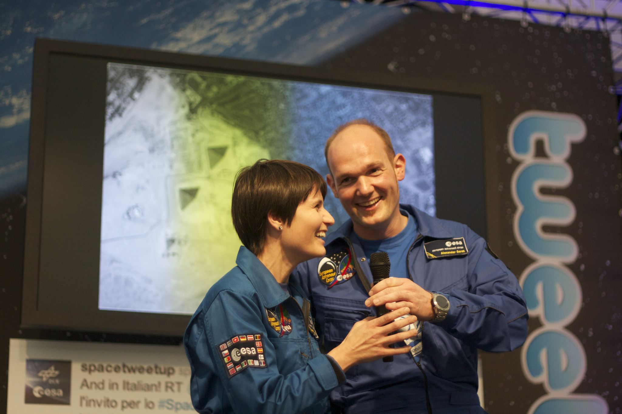 Samantha Cristoforetti et Alexander Gerst le 18 septembre 2011 lors du 1er SpaceTweetup organisé par l'ESA/DLR à Cologne, Allemagne (Crédits : nhaima sur flickr)