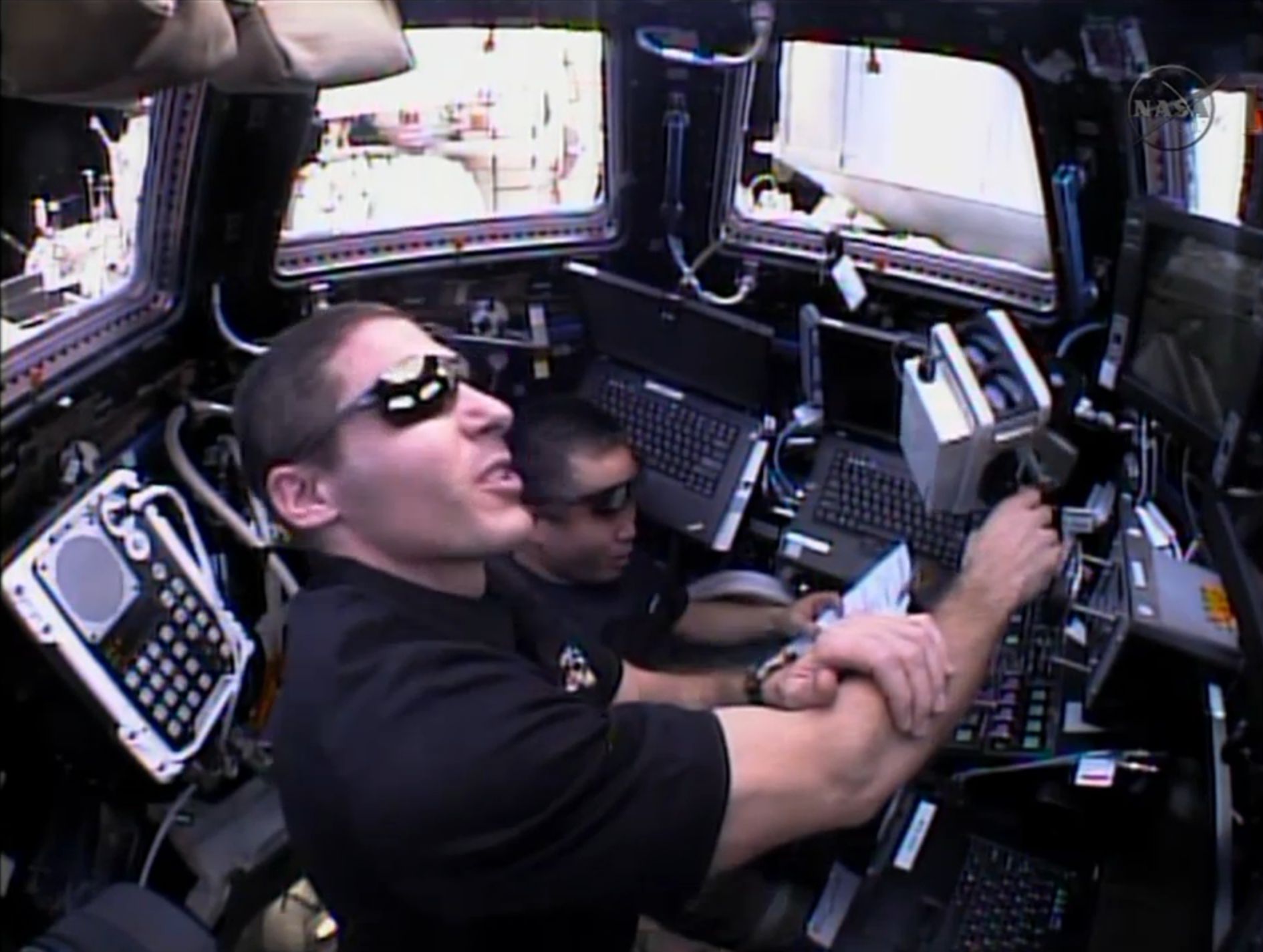 Michael Hopkins (NASA) et Koichi Wakata (JAXA) contrôlent l'approche du Cygnus (Crédits : NASA TV)