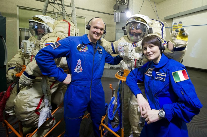 Samantha Cristoforetti et Alexander Gerst en entrainement dans le simulateur d'opérations du sas de sortie Orlan