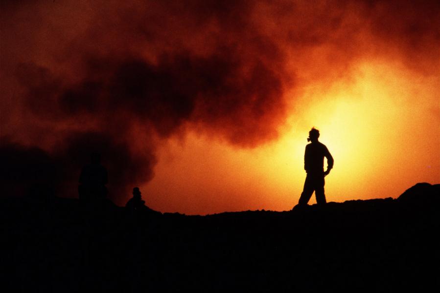 Alexander Gerst au bord d'un volcan en eruption