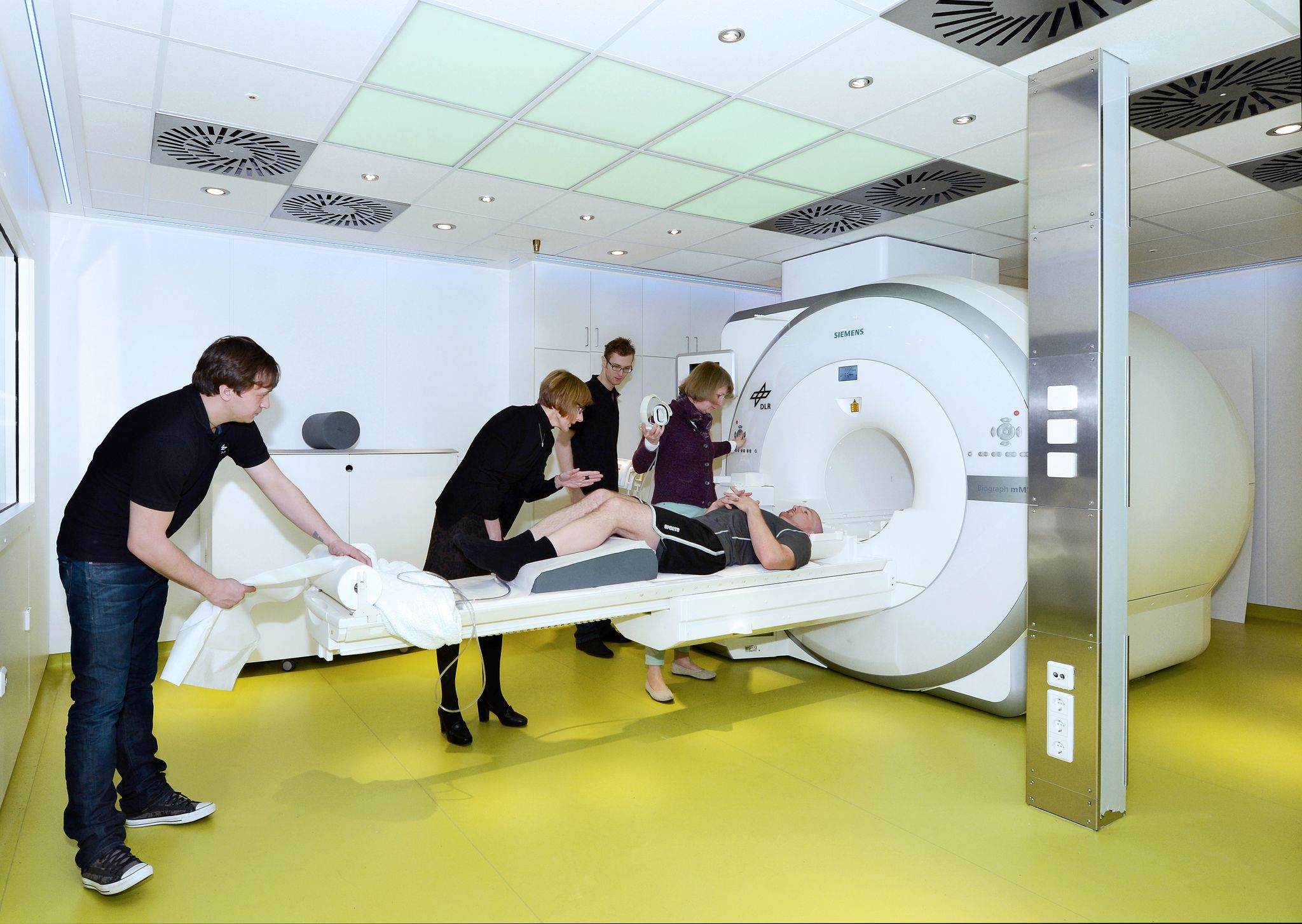 L'Imagerie par Résonance Magnétique (IRM) est utilisée pour regarder de plus près la tête et les yeux