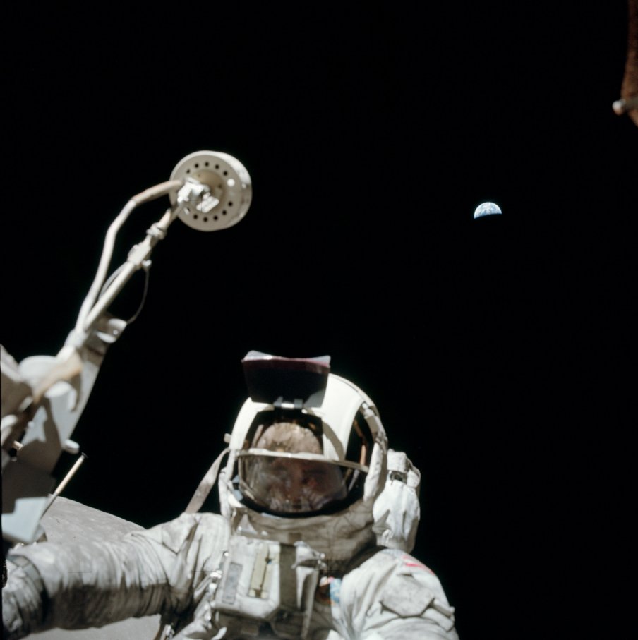 Astronaute Apollo 17 sur la lune avec la terre en arrière-plan