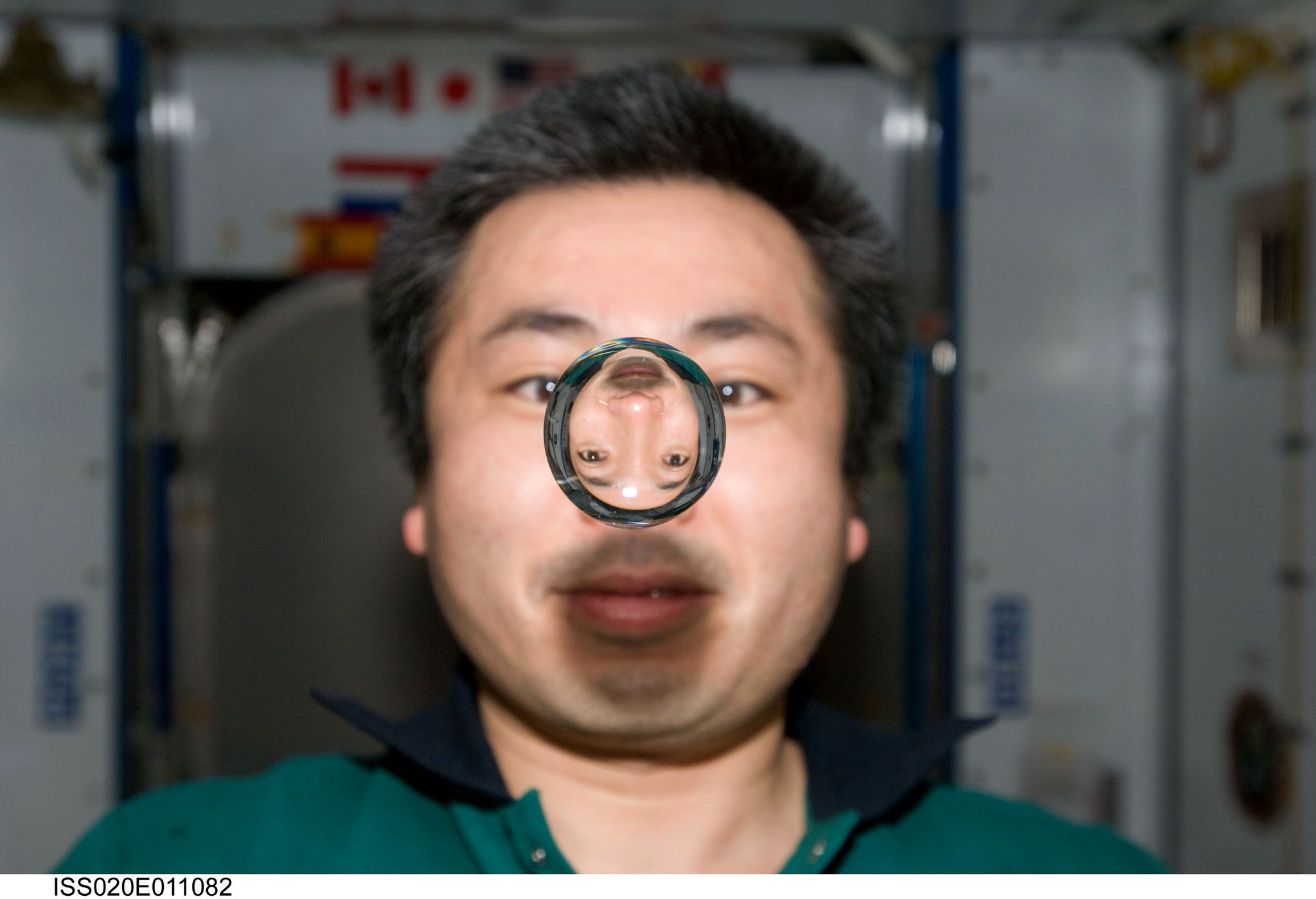 L'astronaute Koichi Wakata montre les effets de l'apesanteur en utilisant de l'eau 