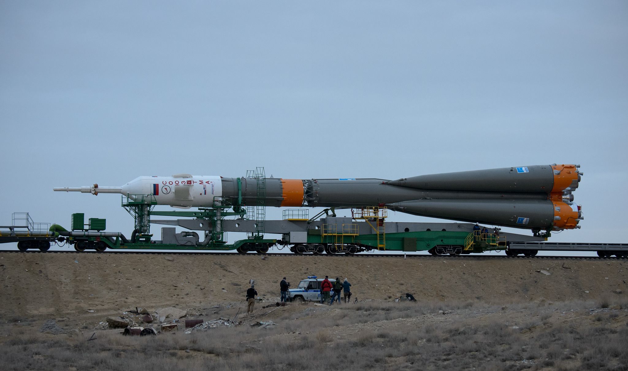 La fusée Soyouz TMA-12M pendant son transfert vers son pas de tir le dimanche 23 mars 2014