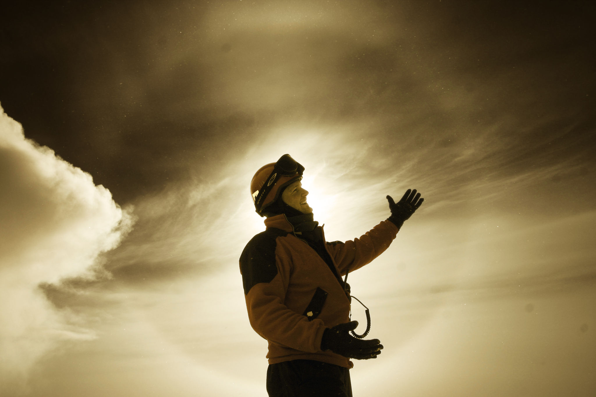 Alexander Gerst en Antarctique en 2007 devant un halo du soleil