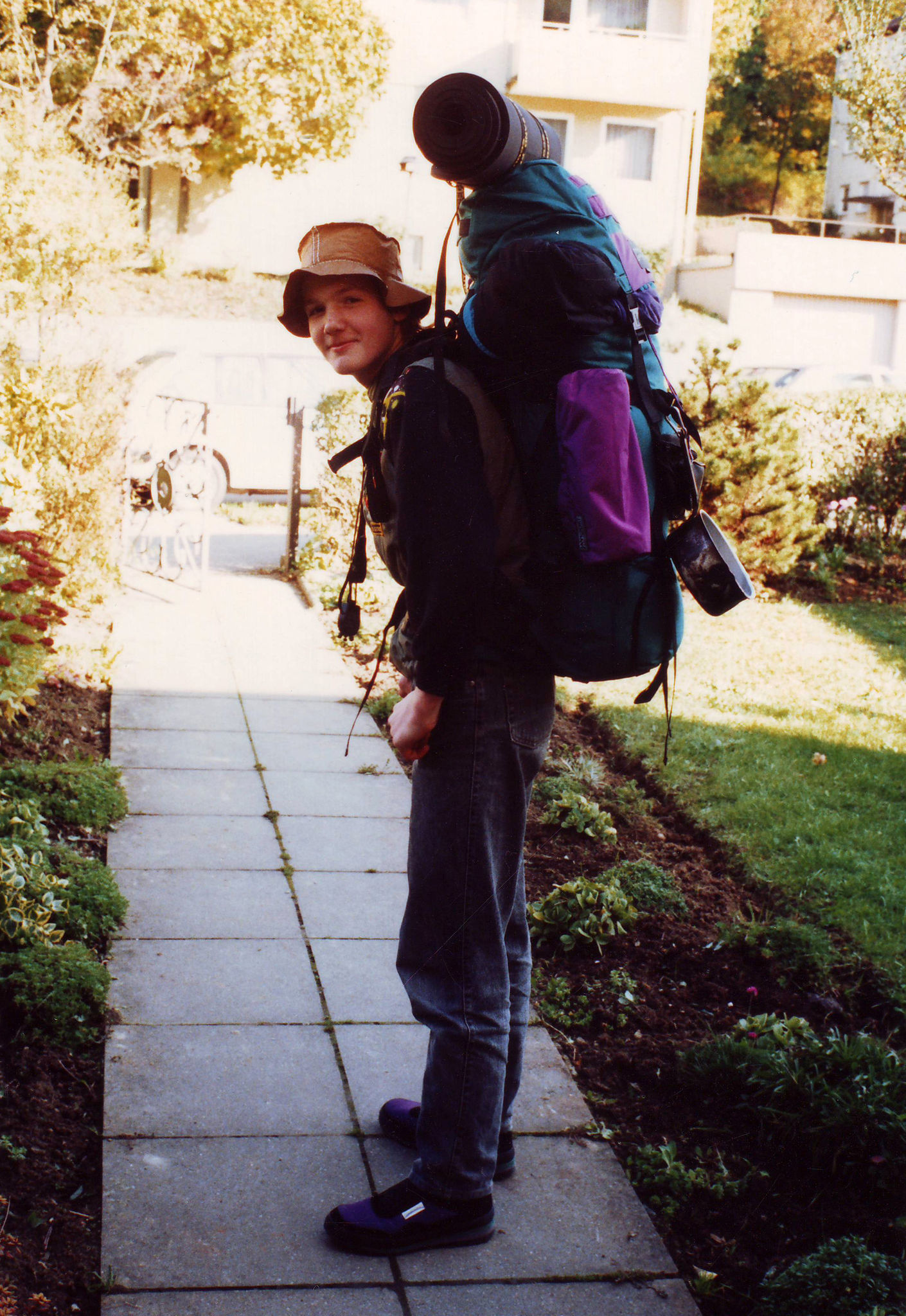 Alexander Gerst, environ 15 ans, avec un sac a dos avant un séjour scout