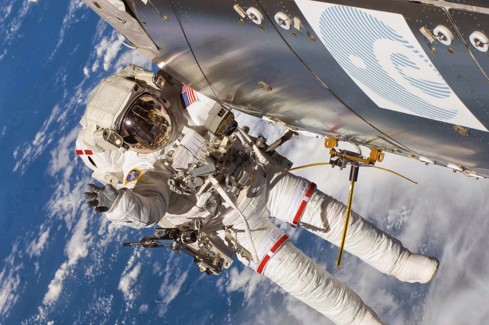Astronaute en EVA proche de l'antenne AIS sur Columbus