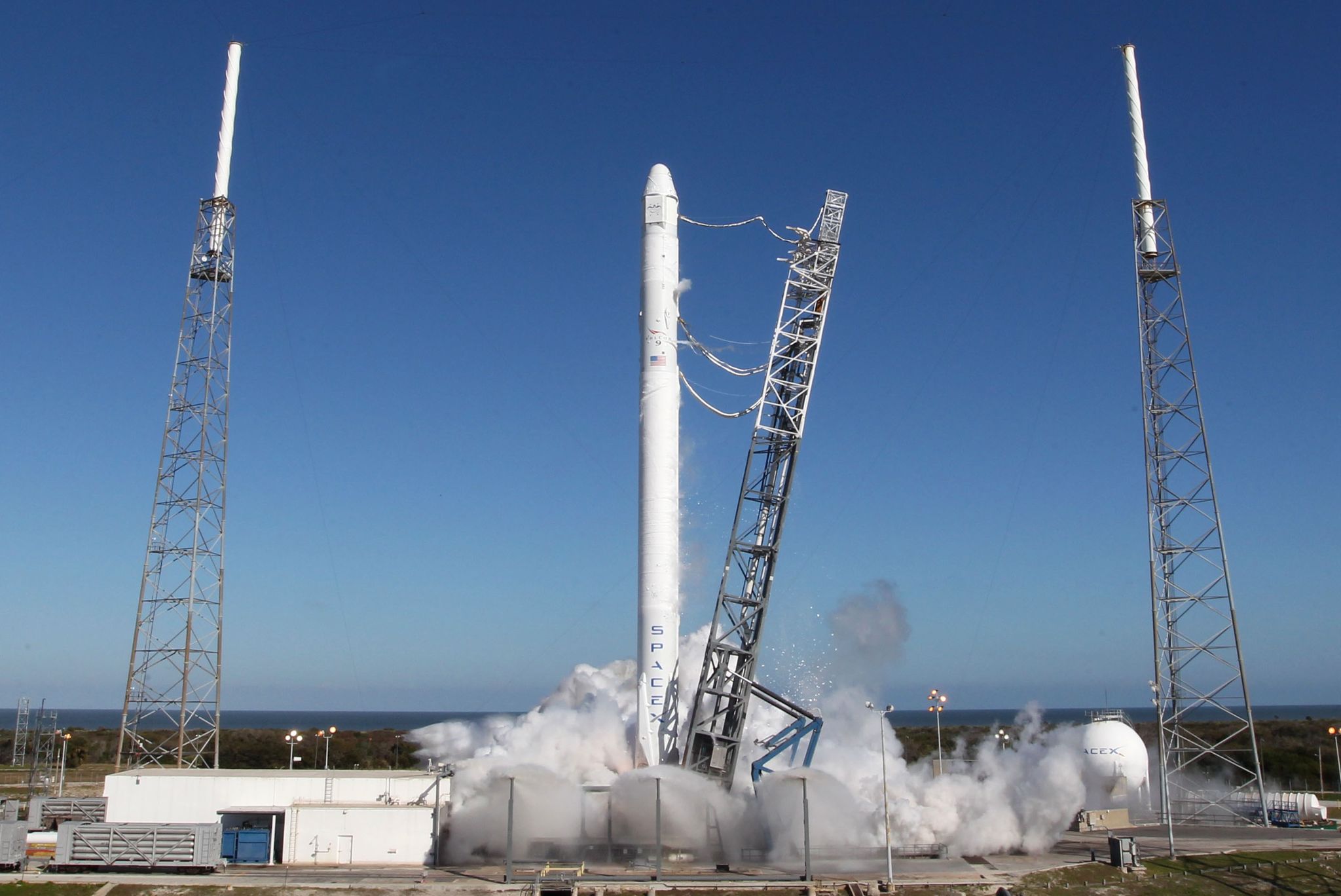 Mise à feu statique des moteurs de la fusée Falcon 9 v1.1 (Crédits : SpaceX)