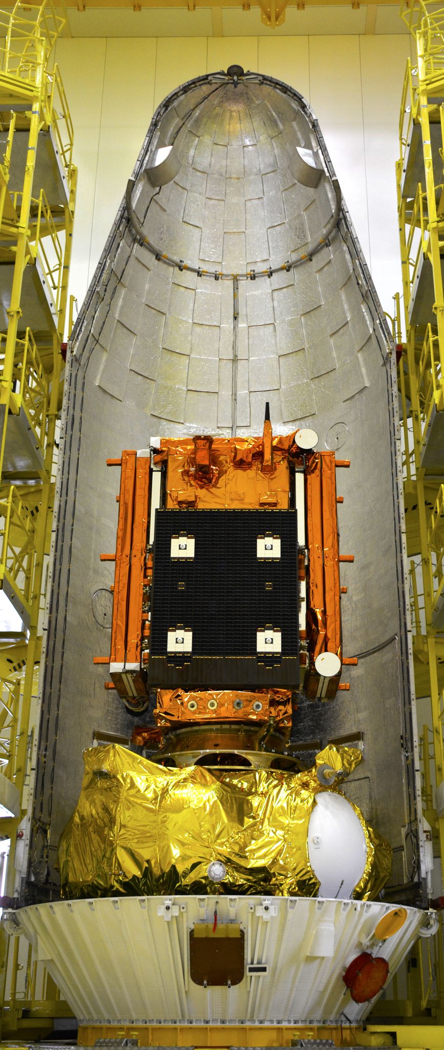Encapsulation du Satellite Sentinel-1A dans la coiffe du Soyouz