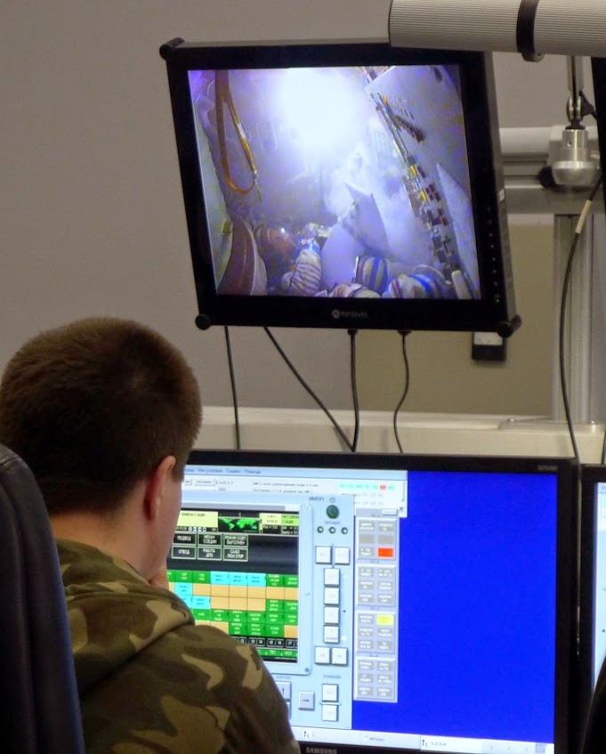 Notre instructeur Dima au tableau de contrôle au moment où notre simulateur du module de descente commence à se remplir avec de la fumée