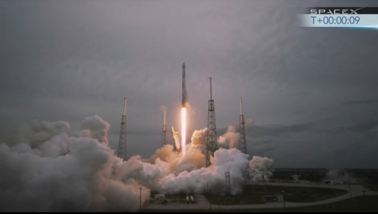 Lancement de la fusée Falcon9 avec le troisième cargo Dragon à son sommet