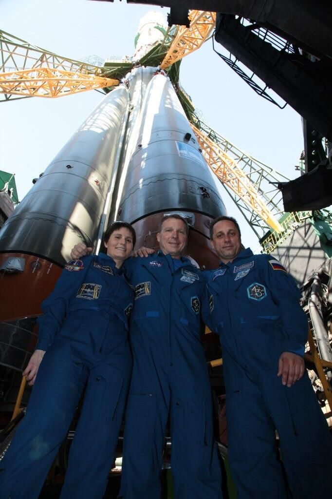 Anton Skaplerov, Samantha Cristoforetti et Terry Virts au pied du Soyouz TMA-13M le 26 mai.