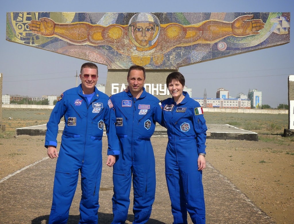 Terry Anton et Samantha devant la statue de Baikonour - Expedition 42