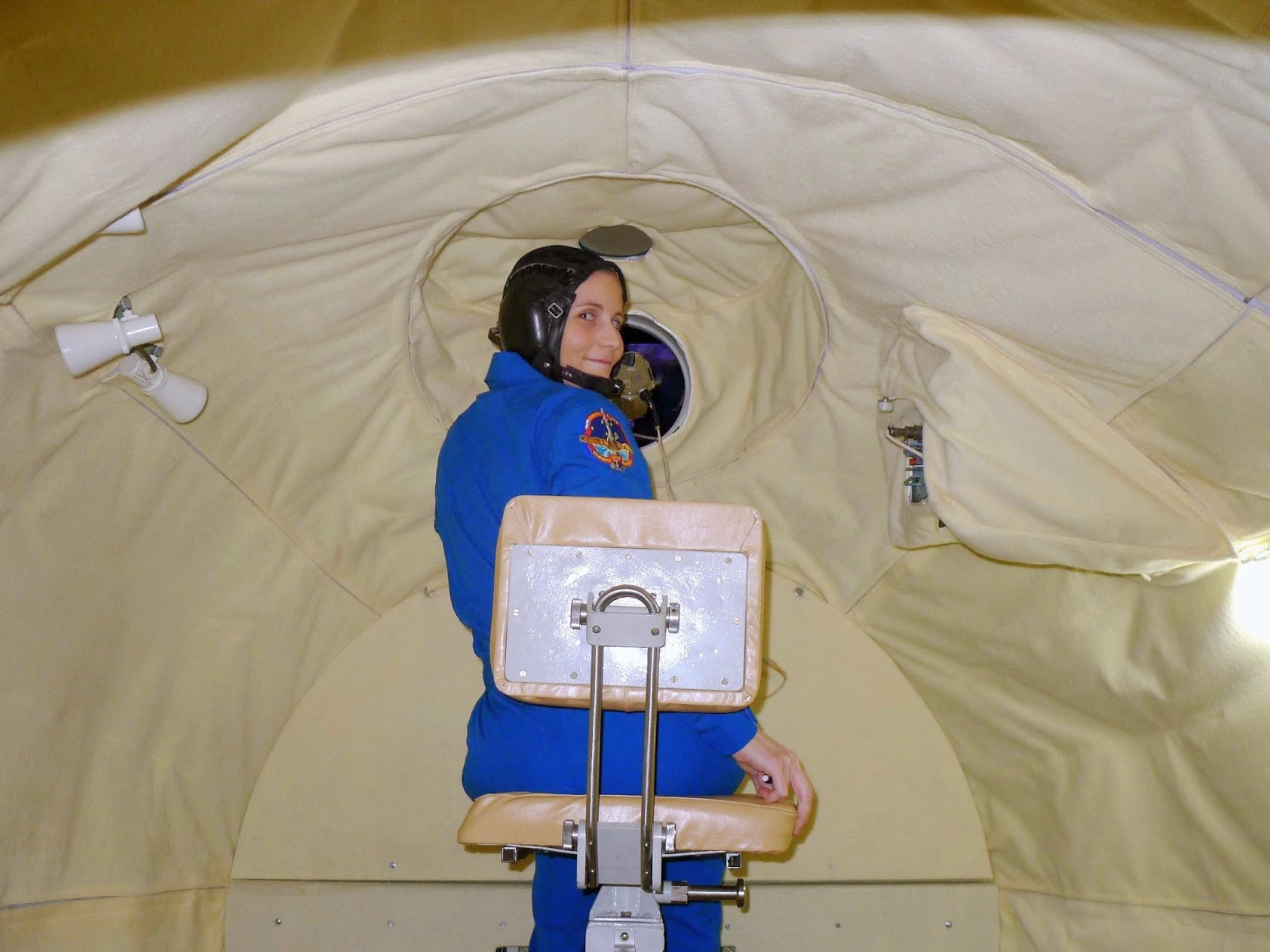 Samantha dans le module orbital du Soyouz