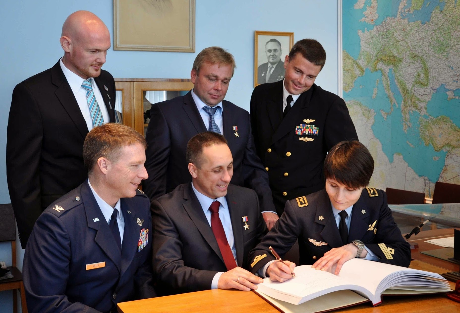 Samantha Cristoforetti signe le livre d'or dans le bureau de Youri Gagarine au musée de Star City