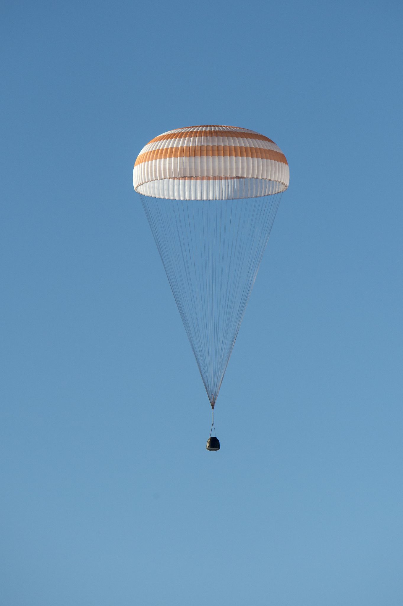 Descente du Soyouz TMA-11M le 14 mai 2014 avec l'expédition 39 à son bord (Crédits : NASA/Bill Ingalls)