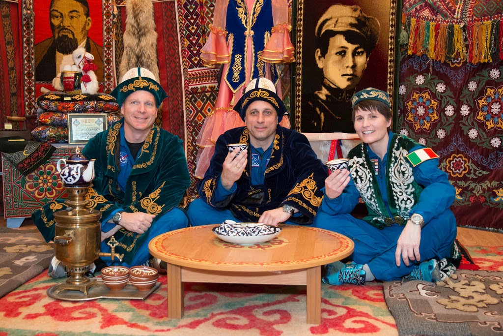 Terry, Anton et Samantha dans une yourte russe en habits traditionnels kazakhs
